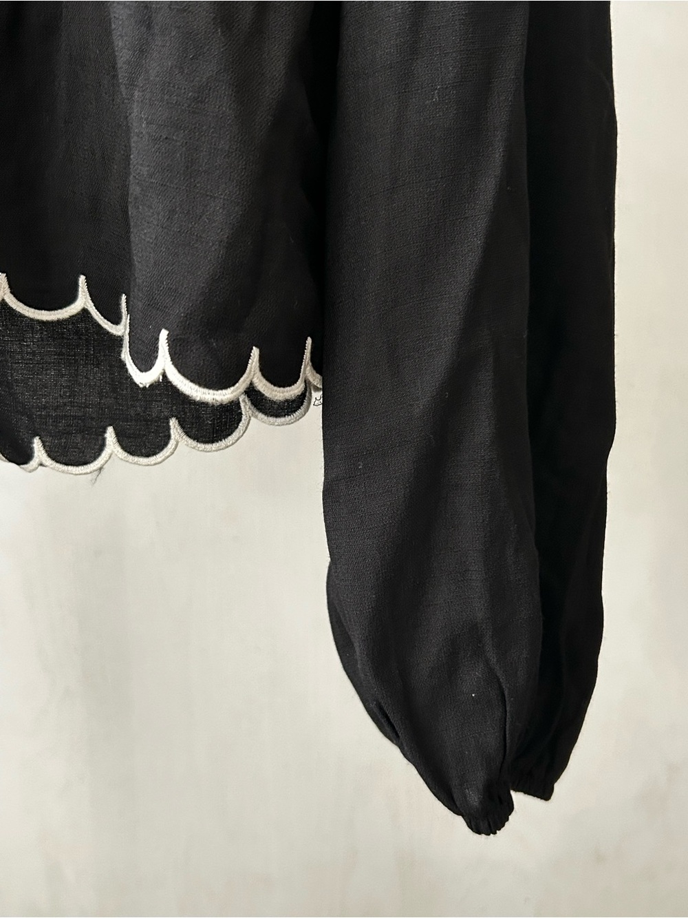 Francesca's Collections Black Long-Sleeve Peasant Top with White Scallop Trim - Picture 4 of 5